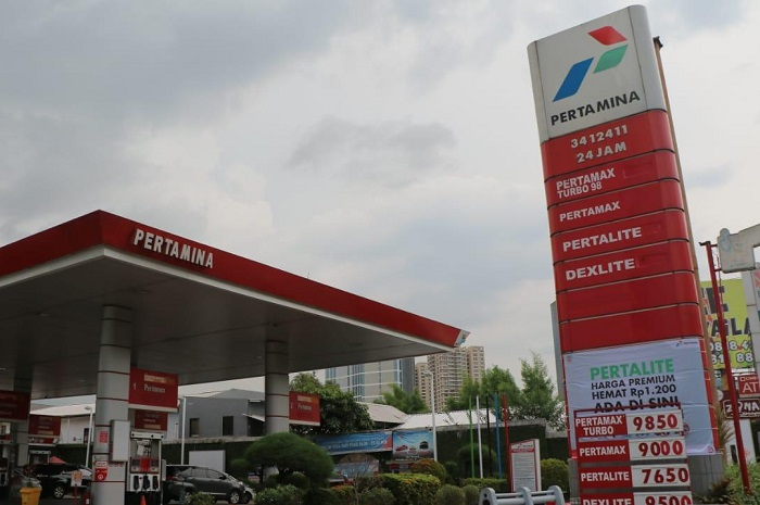 Asyik, Pertamina kasih harga khusus Pertalite jadi seharga Premium nih. Per Liternya jadi Rp 6.450 saja.