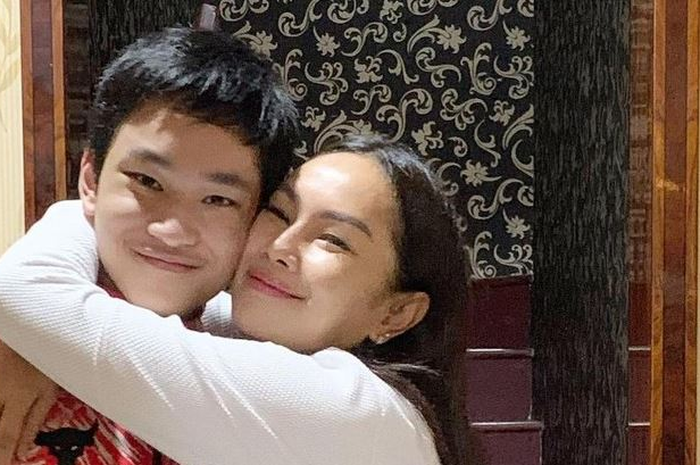 Kalina Ocktaranny dan anak hasil pernikahannya dengan Deddy Corbuzier, Azka.