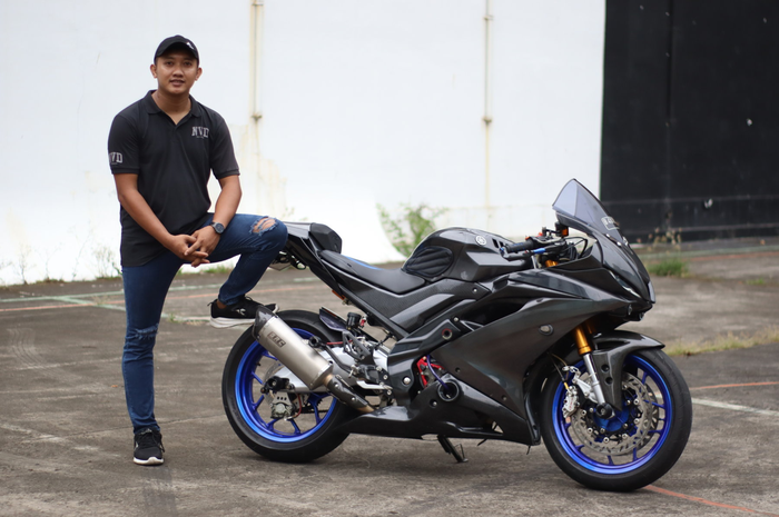 Dika bersama tunggangannya, Yamaha R15 VVA bertampang ala Yamaha R6.