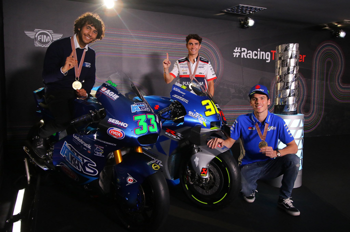Ilustrasi. Motor juara dunia MotoGP 2020 di FIM MotoGP Prize Giving 2020. Enea Bastianini (Kalex Triumph/kiri), Albert Arenas (KTM RC250GP/tengah) dan Joan Mir (Suzuki GSX-RR/kanan)