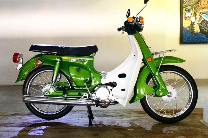 Pelukis legendaris Pak Tino Sidin punya motor bebek Suzuki FR 80