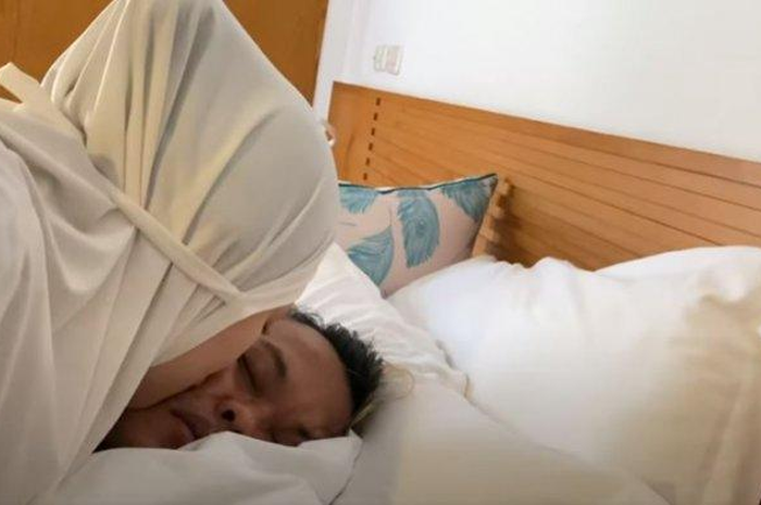 Momen Nathalie Holscher berusaha membangunkan Sule yang tertidur lelap, ditayangkan di YouTube SUNAH OFFICIAL, Selasa (24/11/2020). 