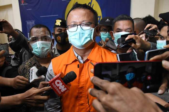 Menteri Kelautan dan Perikanan Edhy Prabowo (tengah) menjawab pertanyaan wartawan usai konferensi pers penetapan tersangka kasus dugaan korupsi ekspor benih lobster di Gedung KPK, Jakarta, Kamis (26/11/2020) dini hari. KPK menetapkan tujuh tersangka dalam kasus korupsi tersebut, salah satunya yakni 