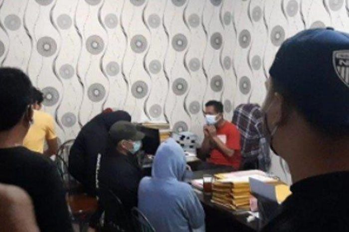 Foto penampakan artis ST dan MA yang diperiksa polisi terkait prositusi online. 