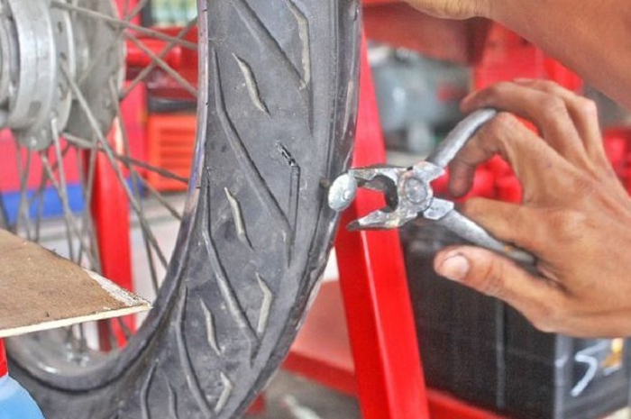 Bukan hoax nih bro, modal cuma Rp 5 ribuan ban motor jadi anti kempes.