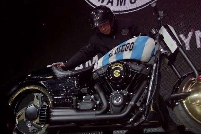Enggak banyak yang tahu, mendiang Diego Maradona sempat pernah dikasih hadiah Harley-Davidson dari Dinamo Brest FC.