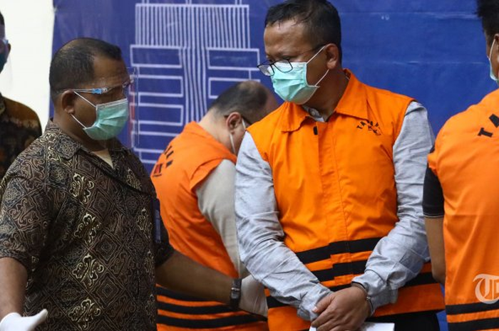 Menteri KKP Edhy Prabowo mengenakan rompi oranye usai menjalani pemeriksaan di Gedung KPK, Jakarta Selatan, Rabu (25/11/2020). 