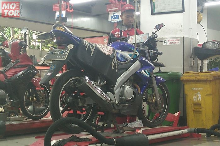 Ilustrasi servis motor Yamaha. 