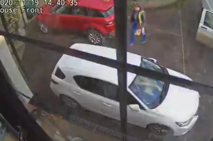 Rekaman CCTV kurir Amazon yang bawa kabur PS5 milik pembeli di Inggris.