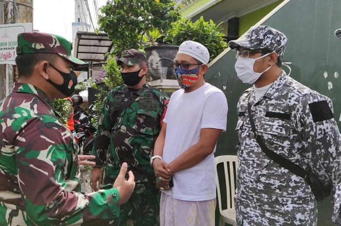 Dandim 0501 Jakarta Pusat Kol. Inf. Luqman Arief berbincang dengan Laskar FPI yang berjaga di depan gang rumah Rizieq Shihab, di Petamburan, Jumat (27/11/2020).