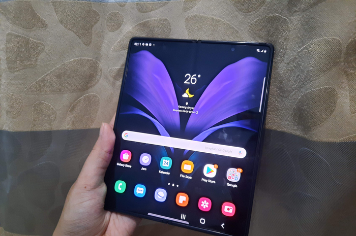 Dilaporkan Samsung Galaxy Z Fold3 mengusung kamera selfie di bawah layar. (On pic: Samsung Galaxy Z Fold2)