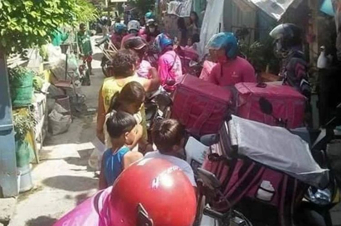 42 drivers FoodPanda datang bersamaan untuk mengantar pesanan ke satu rumah di Cebu, Filipina, pada Rabu (25/11/2020), karena aplikasi yang error akibat koneksi internet lambat.
