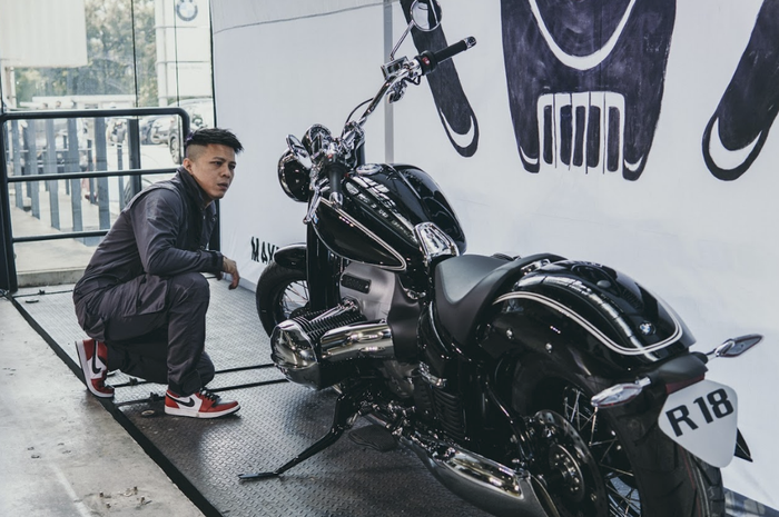 Ariel dengan motor barunya BMW R 18