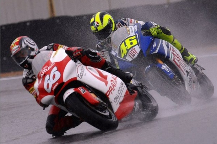 Mantan pembalap Ducati dan Kawasaki, Alex Hofmann mendukung Valentino Rossi untuk terus membalap di MotoGP.