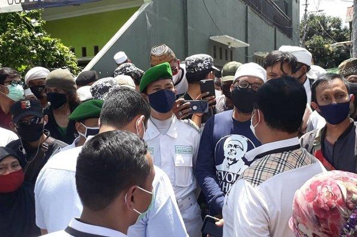 Penyidik Polda Metro Jaya kembali mendatangi rumah Rizieq Shihab di Jalan Petamburan III, Gang Paksi, Jakarta Pusat, Rabu (2/12/2020), untuk mengantarkan surat kedua undangan pemeriksaan, terkait kasus pelanggaran protokol kesehatan.