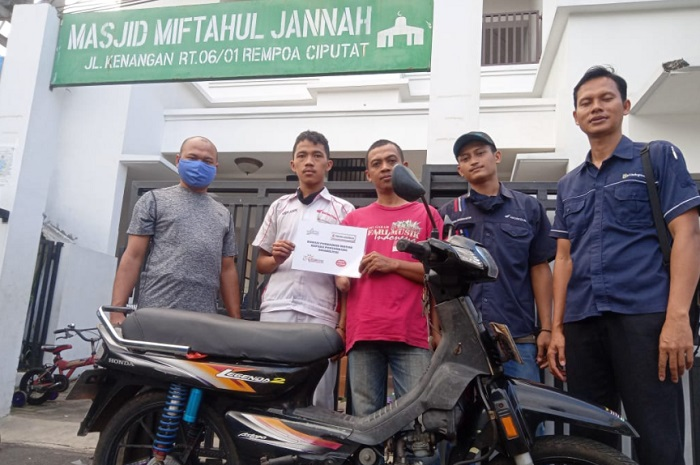 Peringati hari Disabilitas Internasional 2020, DKM Miftahul Jannah perbaiki motor penyandang disabilitas.