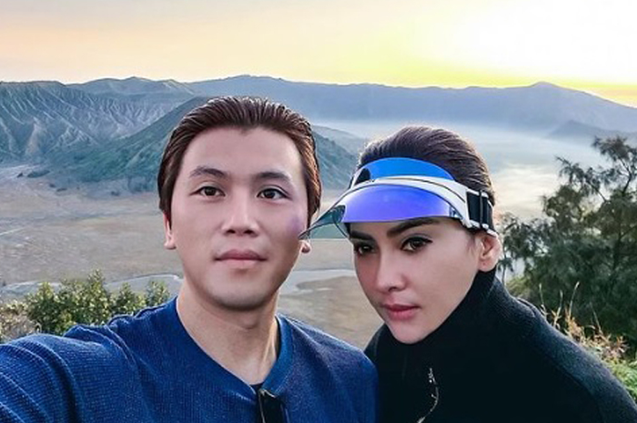 Syahrini dan Reino Barack
