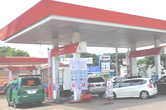 Isi bensin cari SPBU yang banyak angkot dan taksi