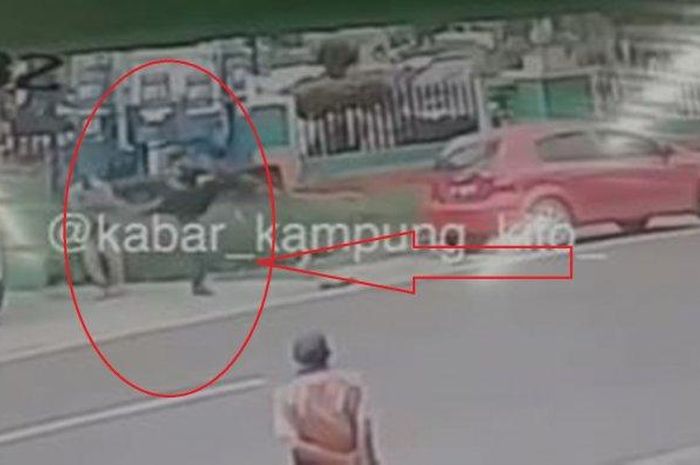 Viral tukang bakso di Jambi ditendang pembeli hingga terpental