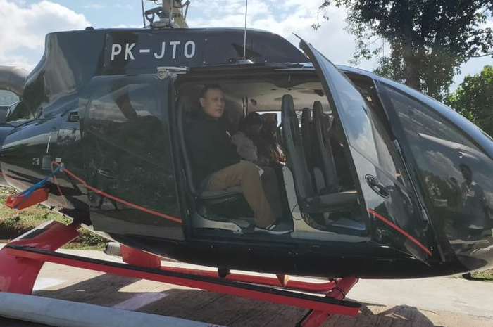 Ketua KPK Firli Bahuri menumpangi helikopter dalam perjalanannya di Sumatera Selatan, Sabtu (20/6/2020).