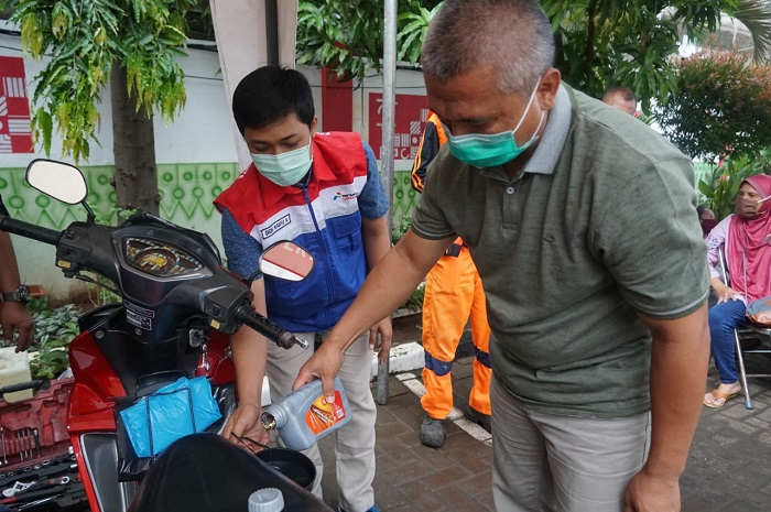 PT Pertamina Lubricants Production Unit Jakarta (PUJ) menggelar program tukar sampah jadi oli motor.