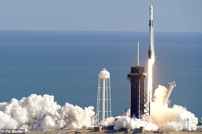 SpaceX Luncurkan Roket Falcon 9 ke-100, menggunakan kapsul Naga Terbaru untuk mengirim hadiah Natal pada para astronot.