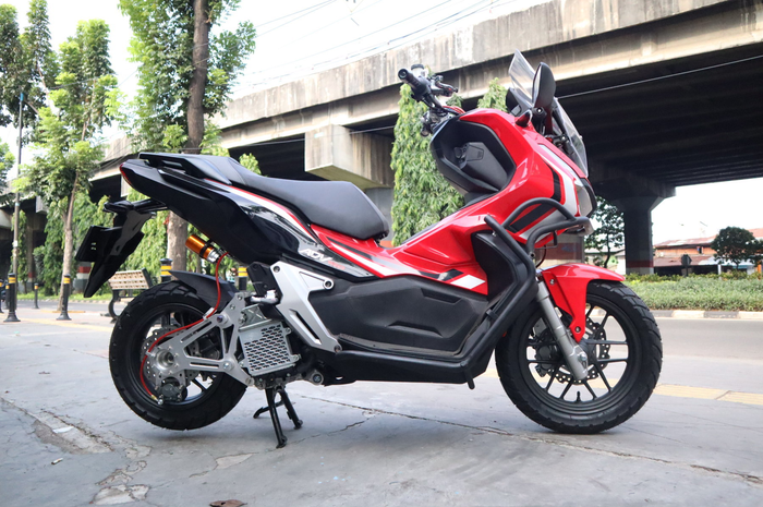 Modifikasi motor Honda ADV 150 pakai monosok mirip Honda X-ADV.