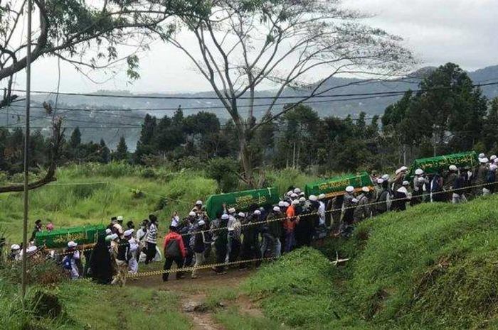 Iringan-iringan pembawa enam jenazah laskar FPI di prosesi pemakaman di sekitar area Ponpes Agrokultural (Markaz Syari'ah FPI) Megamendung, Bogor, Jawa Barat, Rabu pagi (9/12/2020). 