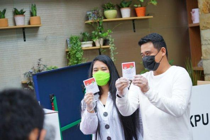 Bobby Nasution dan Kahiyang Ayu melakukan pencoblosan di TPS 22 