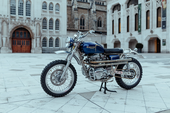 Modifikasi motor Kawasaki W650 ala desert sled.