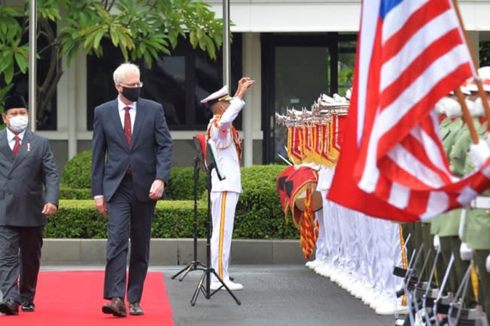 Plt. Menteri Pertahanan AS Christopher Miller dan Menteri Pertahanan Indonesia Prabowo Subianto di Jakarta, 7 Desember 2020 kemarin. AS akhirnya sepakat menjual F-15 dan F-18 kepada Indonesia berkat Prabowo