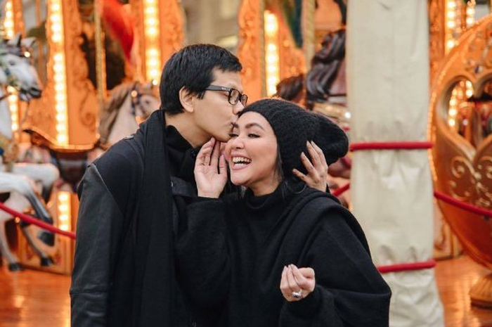 Armand Maulana dan Dewi Gita kini telah menginjak usia pernikahan yang ke-27 tahun