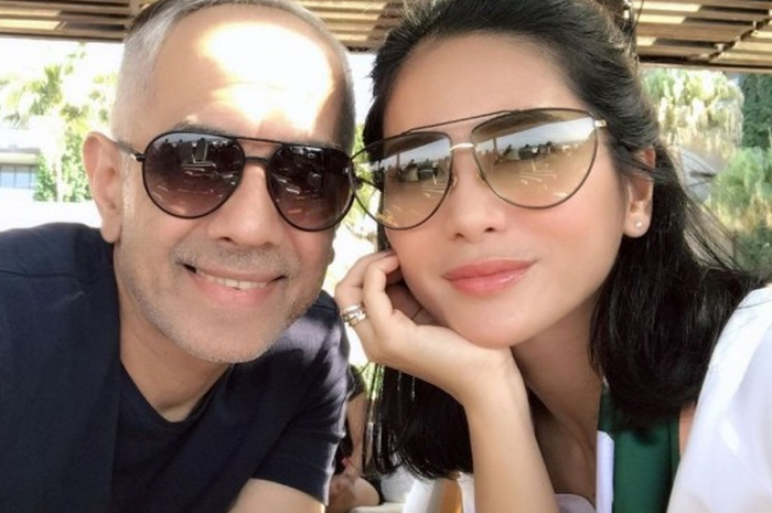 Bunga Zainal dan suami.