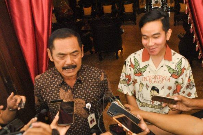 FX Hadi Rudyatmo melayani wartawan didampingi Gibran Rakabuming Raka usai pertemuan di Lodji Gandrung, Jalan Slamet Riyadi, Solo, Rabu (18/9/2019). 