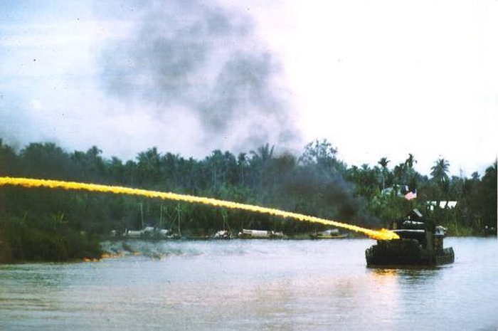 Penggunaan senjata pembakar terhadap warga sipil secara efektif dilarang oleh konvensi Perserikatan Bangsa-Bangsa tahun 1980.