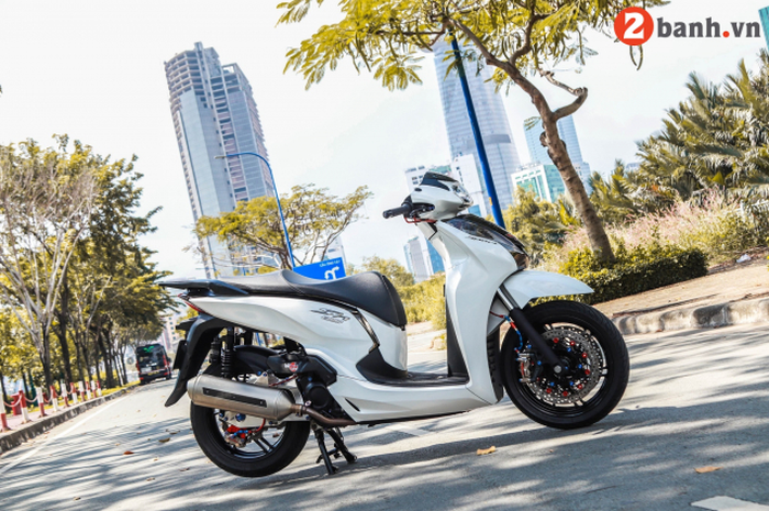 Modifikasi motor Honda SH300i bertabur part mewah plus kaki gahar.
