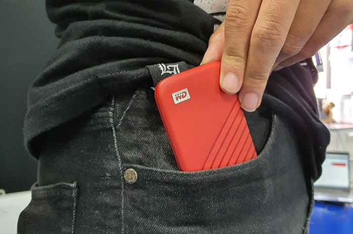 WD My Passport SSD 1TB yang praktis dimasukkan ke kantung celana