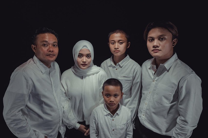 Sule bersama anak-anaknya dari perkawinan dengan mendiang Lina Jubaedah