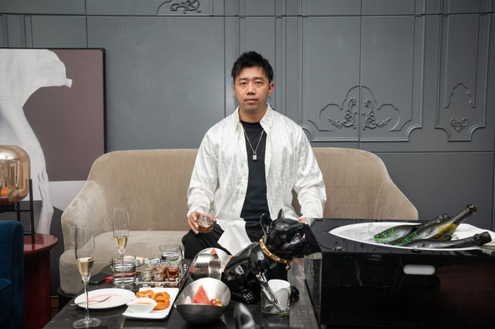 Tu Haoran di dalam ruang VIP di sebuah bar di Beijing