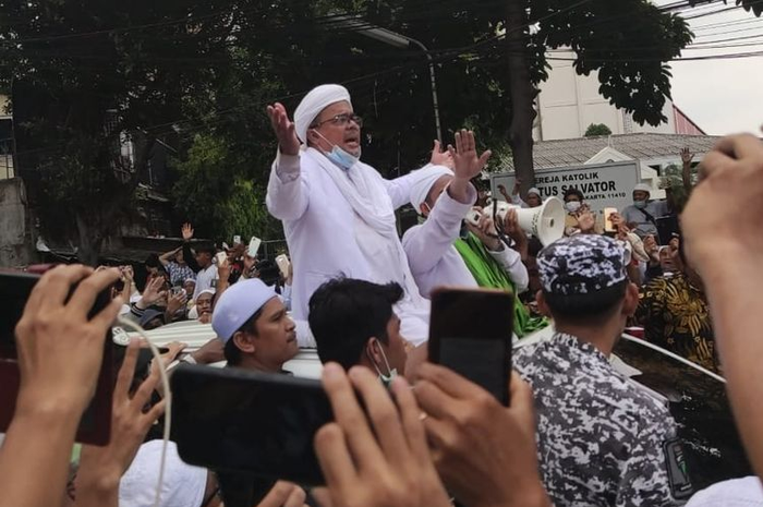Pimpinan Front Pembela Islam (FPI) Rizieq Shihab tiba di sekitar rumahnya di kawasan Petamburan, Jakarta Pusat dan disambut oleh massa pendukungnya, Selasa (10/11/2020). 