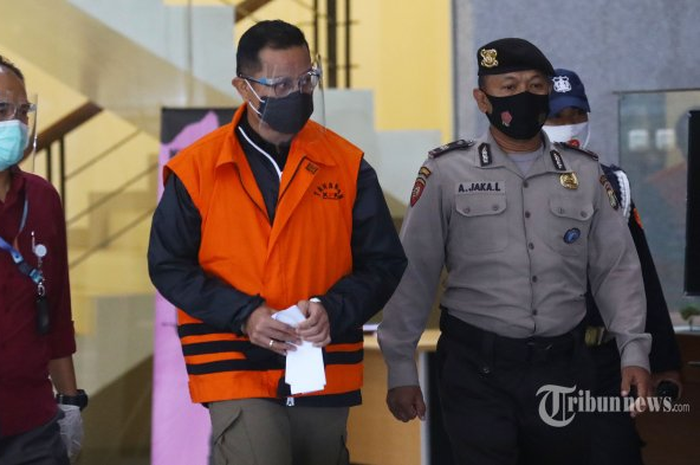 Menteri Sosial Juliari P Batubara mengenakan rompi oranye usai menjalani pemeriksaan di gedung KPK, Jakarta, Minggu (6/12/2020). 