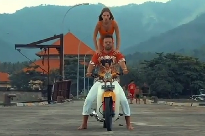 Fakta unik bule nyeburin motor bebek Honda C70 ke laut di Bali
