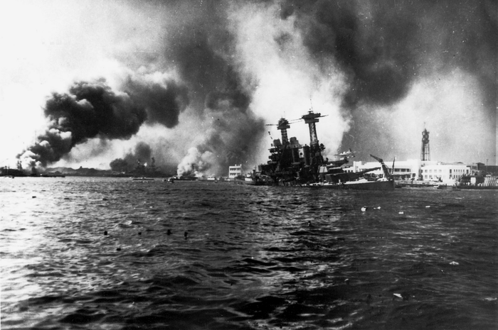 Jepang menyerang Pearl Harbor.