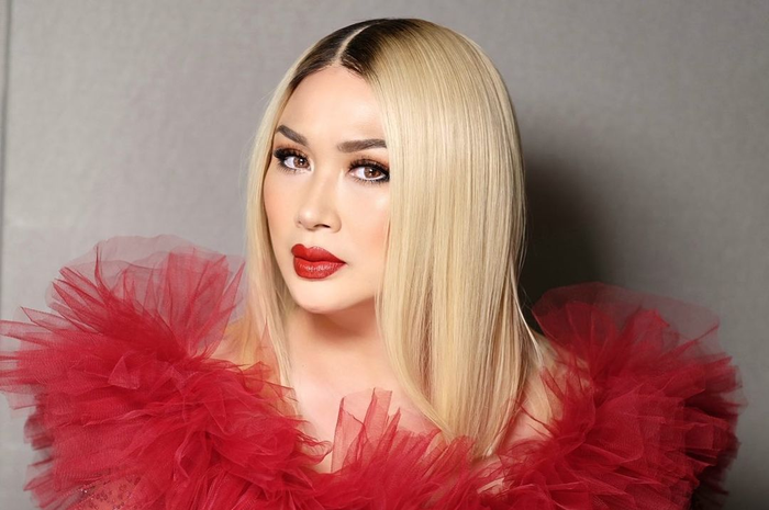 Titi DJ saat tampil di acara kempinski
