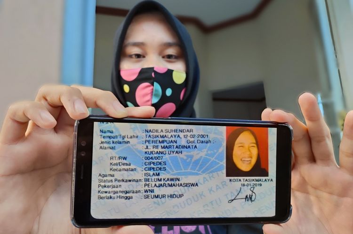 Nadila Suhendar (19) pemilik KTP asal Kota Tasikmalaya, Jawa Barat, berfoto gadis cantik tertawa lepas saat ditemui di rumahnya Jalan RE Martadinata Kota Tasikmalaya, Selasa (15/12/2020).