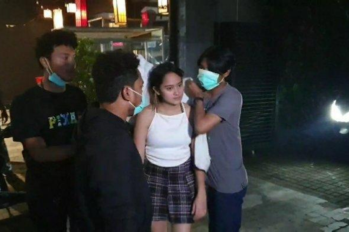 Selebgram Salshabilla Adriani Tabrak Mobil di Kemang, Berhasil Diamankan Warga Setelah Sempat Kabur.