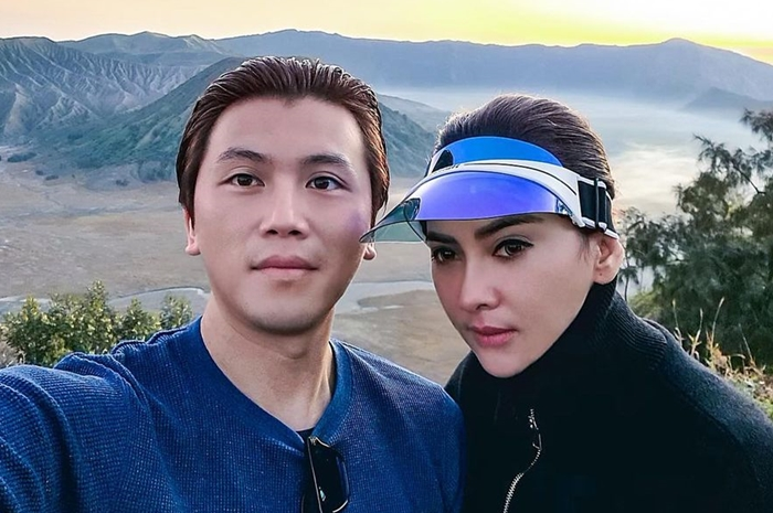 Syahrini dan Reino Barack