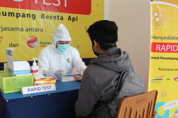 Ilustrasi penumpang kereta api jarak jauh jalani rapid test. 