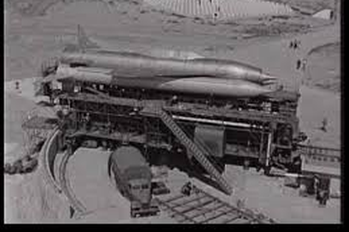 China melakukan serangan 160 km dari kota Soviet, Khabarovsk, menewaskan 50 tentara Soviet dan puluhan lainnya luka-luka.