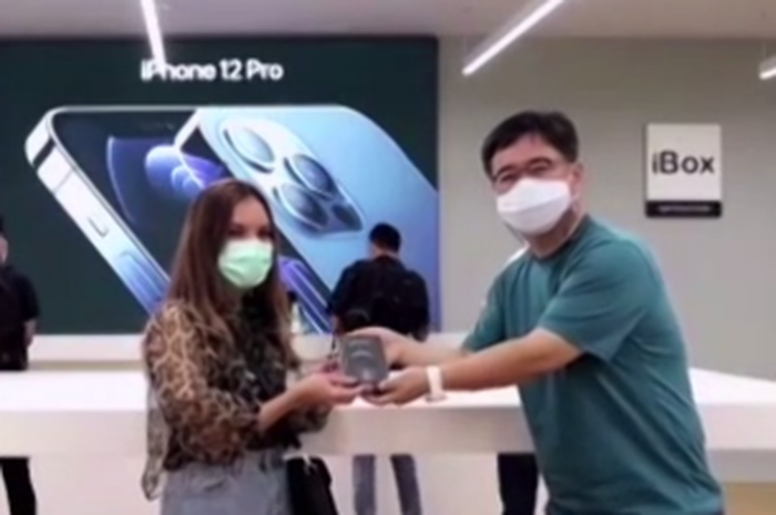 Pemilik iPhone 12 Pro Max Pertama di Indonesia.